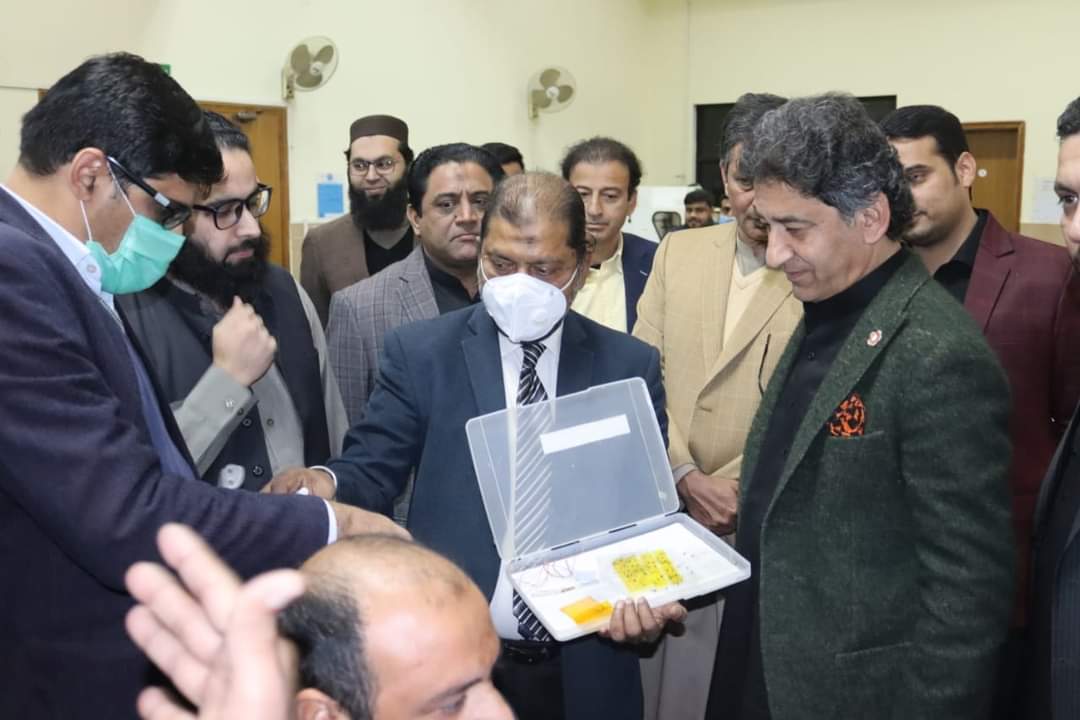 STITKPGovt's tweet image. Minister KP ST&amp;amp;IT; @AtifKhanpti also visited the Reverse Engineering Lab to examine various strategic and nonstrategic machines that have been developed to support the industrial sector in KP.

#stitkp #dostkp #innovativekp