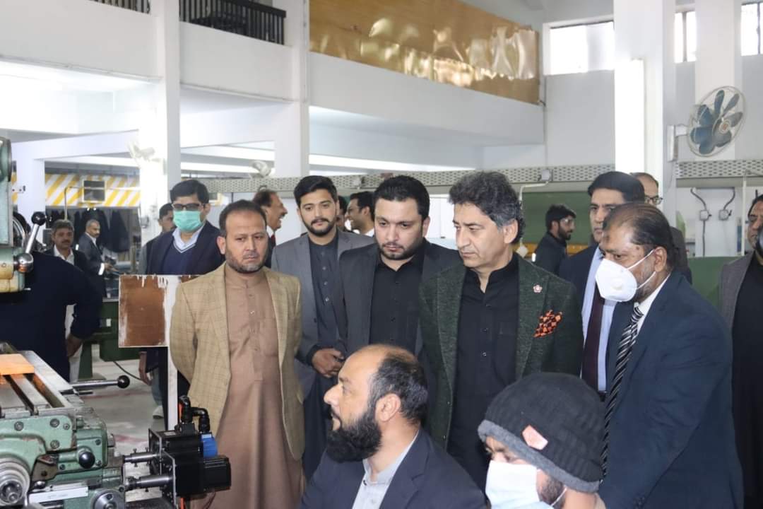 STITKPGovt's tweet image. Minister KP ST&amp;amp;IT; @AtifKhanpti also visited the Reverse Engineering Lab to examine various strategic and nonstrategic machines that have been developed to support the industrial sector in KP.

#stitkp #dostkp #innovativekp
