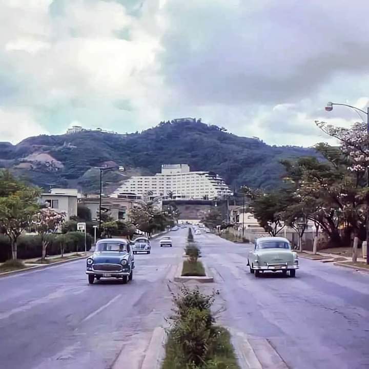 Caracascuentame's tweet photo. Caracas, años 50. Existió una Avenida Principal de Las Mercedes así de arborizada... Al fondo el imponente Hotel Tamanaco, el más lujoso, para época, de América Latina https://t.co/S9ZMLxBapl