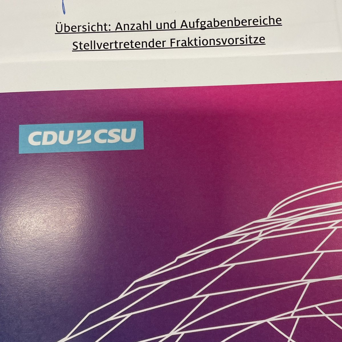 Ich bin demütig und dankbar über die Wahl zum stellv. Fraktionsvorsitzenden der <a href="/cducsubt/">CDU·CSU</a> für die Neuen Länder/ Gesundheit / Sport und Ehrenamt. 
Danke <a href="/ChristianHirte/">Christian Hirte</a> für den fairen Wettbewerb. 

Zusammen und geeint werden wir als Union eine starke Opposition sein.