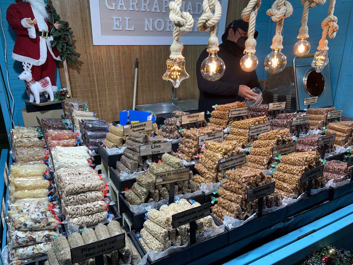 Garrapiñadas de todos los estilos, acércate a este puesto del #MercadoNavideño con una variedad impresionante y con sabores únicos que jamás pensaste que pudieran existir. ¡Te van a encantar! 🍭 😜