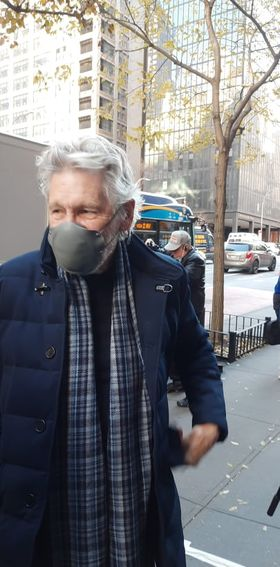 Aus4Assange's tweet photo. TODAY - Roger Waters at the UK Consulate in NYC for Julian Assange ❤️❤️❤️❤️
Photo courtesy of @IreneBarakos https://t.co/KK928cTv42