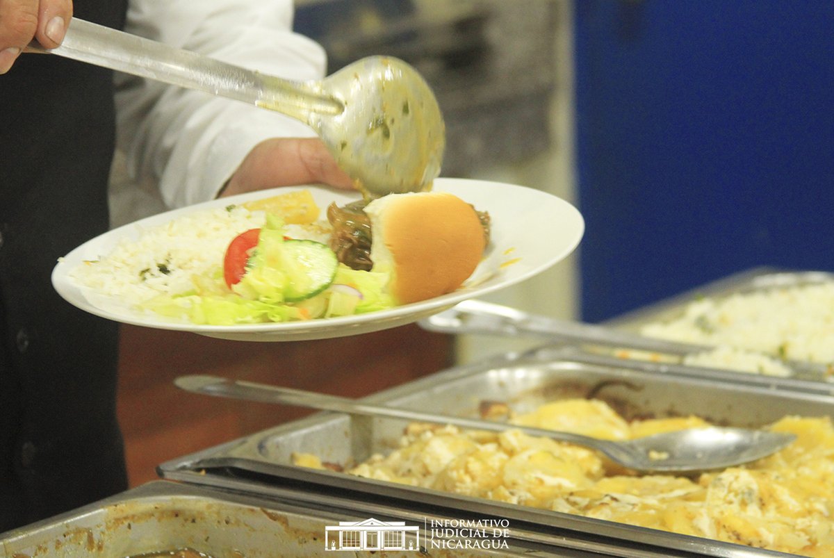 #InformativoJudNic| Funcionarios de la Oficina de Servicios Generales de la Corte Suprema de Justicia, realizaron este lunes #13Diciembre, actividad de Fiesta de Fin Año, quienes disfrutaron en unidad,de un rico almuerzo, dando gracias a Dios por un año más de trabajo. ⚖️🎇🌲🎈