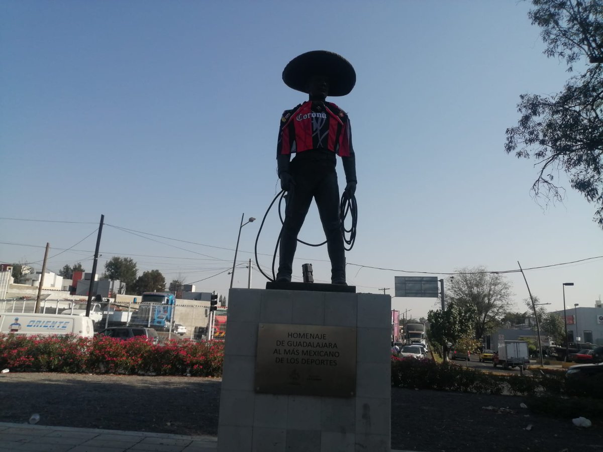 dk1250's tweet photo. El Monumento al Charro quedó vestido de #atlista, así lo dejaron los #aficionados al equipo rojinegro, que este domingo por la noche, festejaron ahí el segundo campeonato del @AtlasFC, después de 70 años de sequía. https://t.co/QF2lWJPP57
