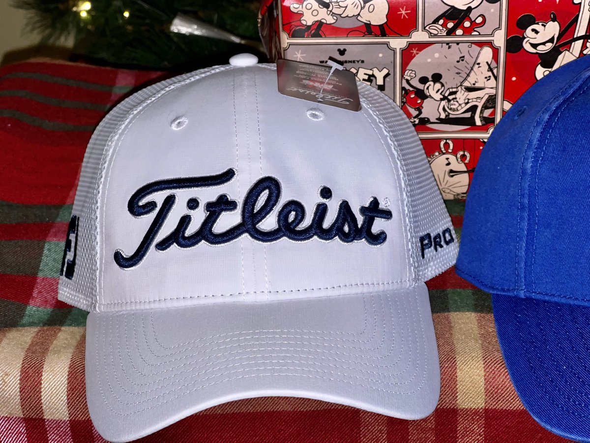 PGAPappas's tweet image. FLASH #JingleBAM GIVEAWAY 1 (PGAPappas 12 Days of Christmas Golf Giveaway)

🎁 Titleist BALLS and HAT Package
(Choose Pro V1, Pro V1x, or AVX and Tour Mesh, Montauk Garment, or Tour Rope Cap, 3 WINNERS)

To enter:
🎄 Retweet
🎄 Follow @PGAPappas and @Titleist

#ReleaseTheKringle!