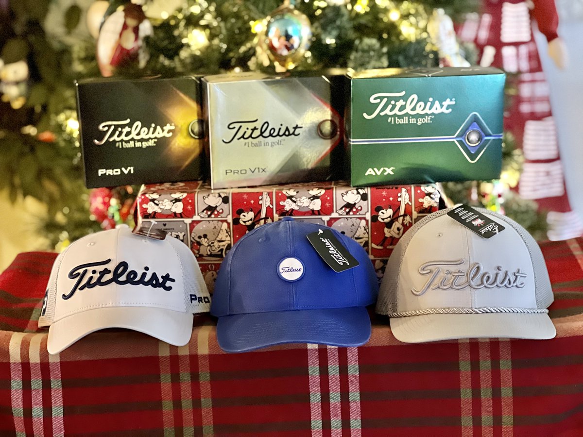 PGAPappas's tweet image. FLASH #JingleBAM GIVEAWAY 1 (PGAPappas 12 Days of Christmas Golf Giveaway)

🎁 Titleist BALLS and HAT Package
(Choose Pro V1, Pro V1x, or AVX and Tour Mesh, Montauk Garment, or Tour Rope Cap, 3 WINNERS)

To enter:
🎄 Retweet
🎄 Follow @PGAPappas and @Titleist

#ReleaseTheKringle!