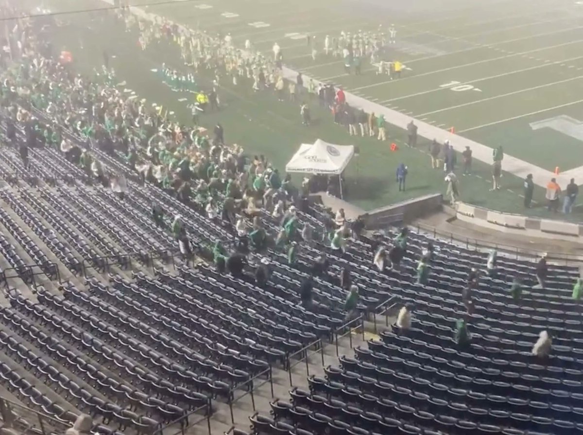 WATCH: An Entire Student Section Sprinted Around the Stadium to Disrupt a Game-Winning FG Attempt in a Georgia High School State Championship Game barstoolsports.com/blog/3397954/w…