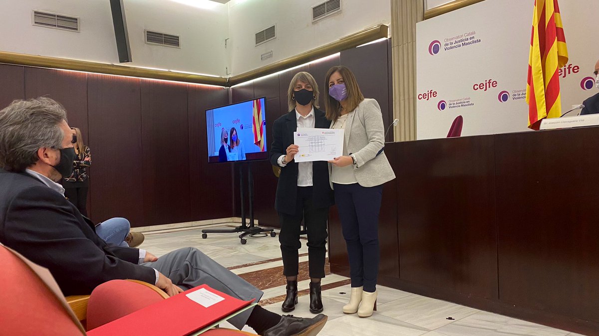 cejfe's tweet photo. 🏆 Premi a la millor iniciativa pública
@martinezportell entrega el diploma a la Diputada Alba Barnusell de @diba per:
“Claus jurídiques sobre violències masclistes digitals”
#PremisOCJVM https://t.co/zmOp9ImWPL