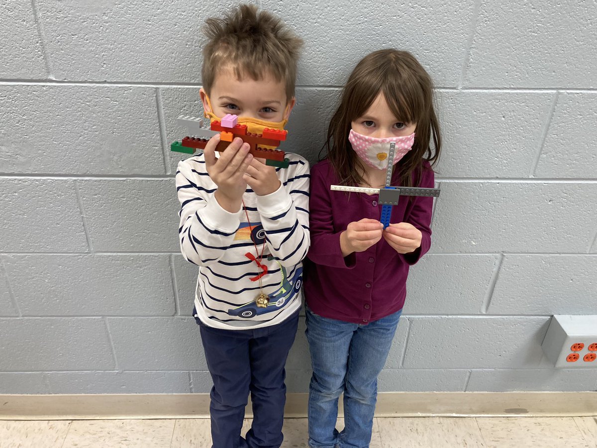 Rodgers_Edu's tweet image. Kindergarteners building stars in STEAM to give back!  #BuildToGive #sharkSTEAM