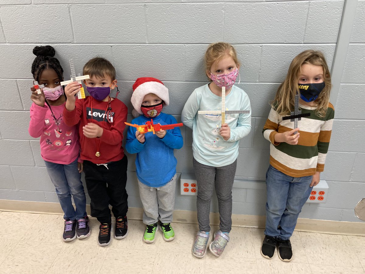 Rodgers_Edu's tweet image. Kindergarteners building stars in STEAM to give back!  #BuildToGive #sharkSTEAM