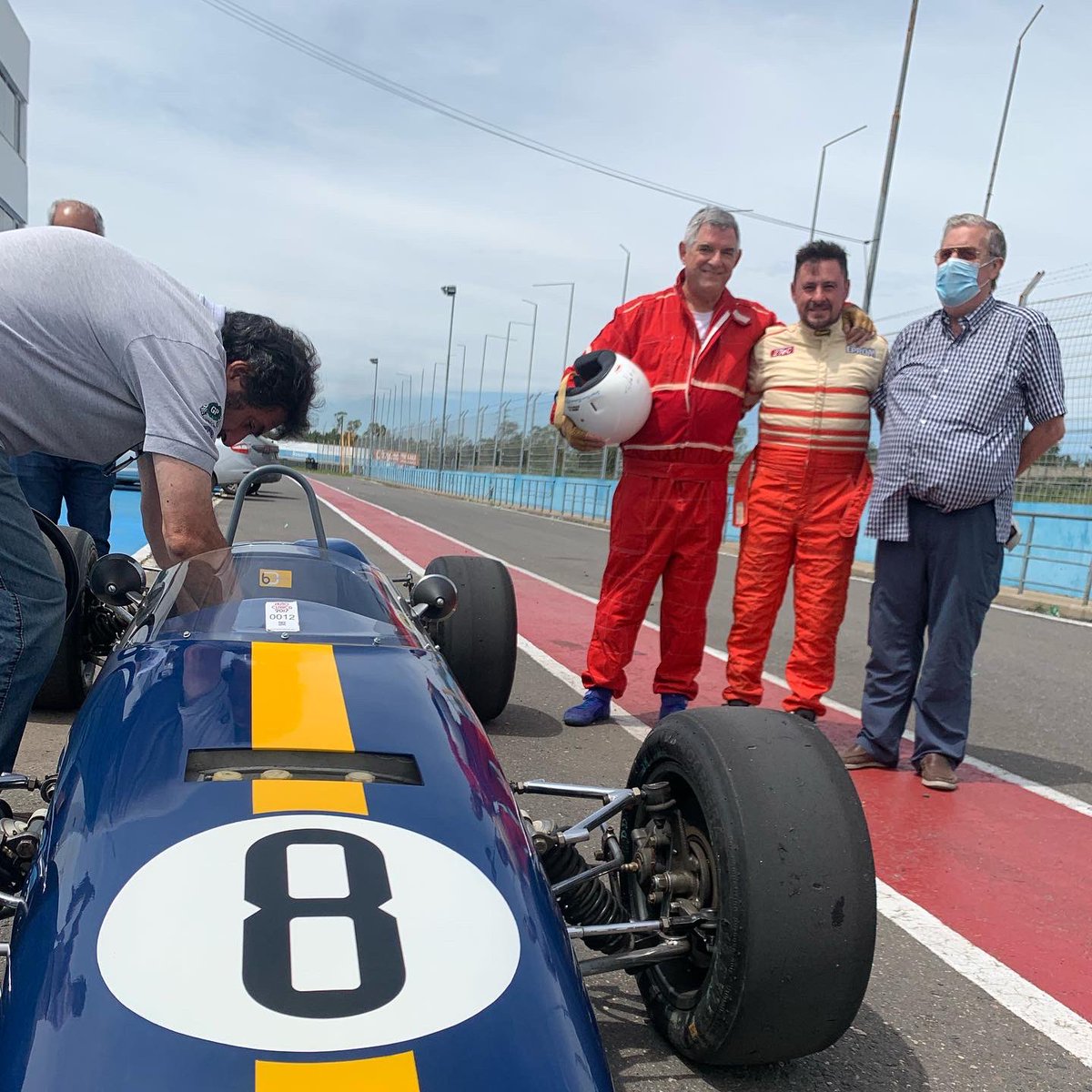 Hoy tuvimos el honor de compartir en el <a href="/AutodromoRos/">Autódromo Rosario</a> un gran día con el diseñador de <a href="/f1/">Formula 1</a> Sergio Rinland. 
<a href="/Julio_Debonis/">Julio Debonis</a> y Sergio compartieron reconocimiento de pista y varias vueltas a bordo del formula Brabham BT15 modelo 66 de fórmula 3 con motor ford cosworth.