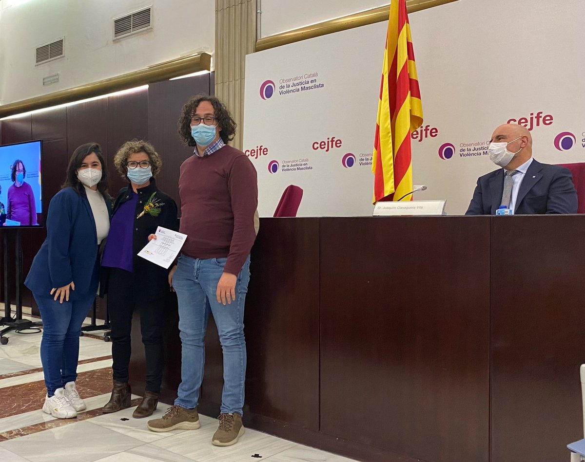 cejfe's tweet photo. 🏆 Premi a la millor iniciativa privada
Carlos Pasqual Alfaro entrega el diploma a la Mercè Meroño i la Maire Carli de @fambitprevencio per:
“Eines de suport a les violències. Siempre vivas”
#PremisOCJVM https://t.co/nvWkZgaR0p