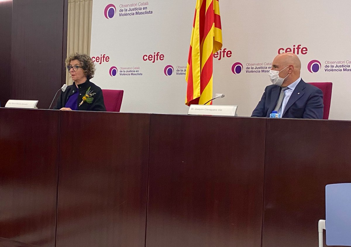 cejfe's tweet photo. 🏆 Premi a la millor iniciativa privada
Carlos Pasqual Alfaro entrega el diploma a la Mercè Meroño i la Maire Carli de @fambitprevencio per:
“Eines de suport a les violències. Siempre vivas”
#PremisOCJVM https://t.co/nvWkZgaR0p