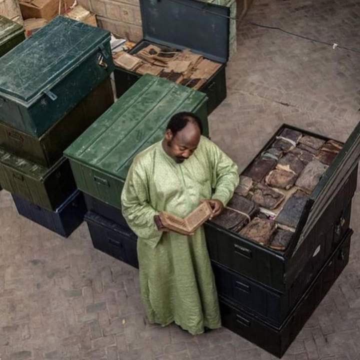 SGuniea's tweet photo. 700 000 livres et manuscrits anciens sont encore intacts à l'Université de Tombouctou, au Mali 🇲🇱 Ils datent du XIIIe siècle au début du XXe siècle.#NoMore
700,000 ancient books &amp; manuscripts are still intact at Timbuktu University, Mali 🇲🇱
They date from the 13th -20th Century. https://t.co/8HDPGdf7Ho