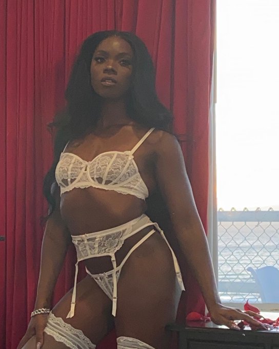 3 pic. I’m feeling romantic so sign up today for 50% off on my Onlyfans 

https://t.co/9pgpQLtjrT ??