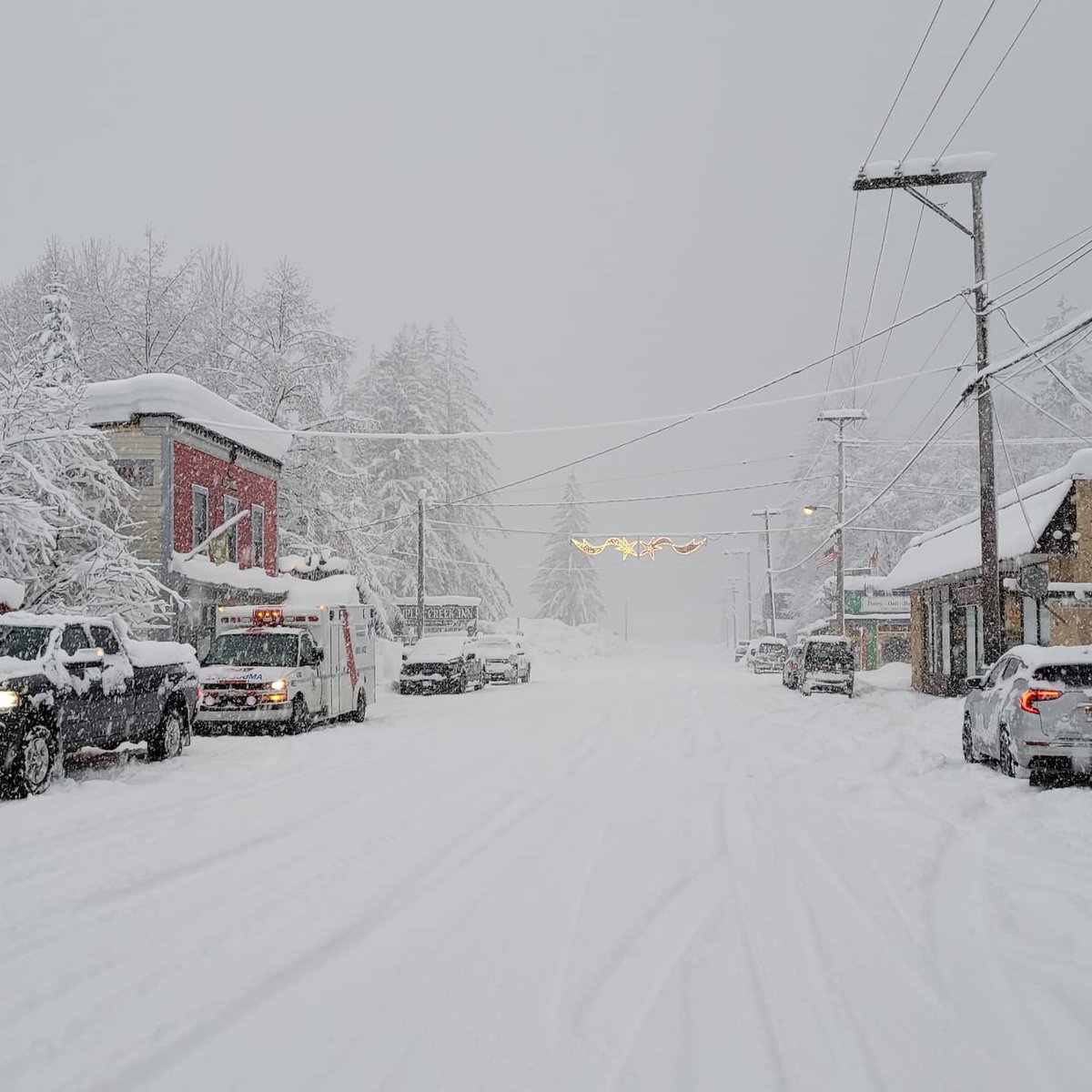 LastFrontHeli's tweet photo. The snow is really starting to pile up now at both locations. We are already sitting at over 1 meter at sea level in Stewart.

Photos: December 6 &amp; 10, 2021 - Cameo Argan &amp; Cliff Umpleby https://t.co/AJfSDpwJVs