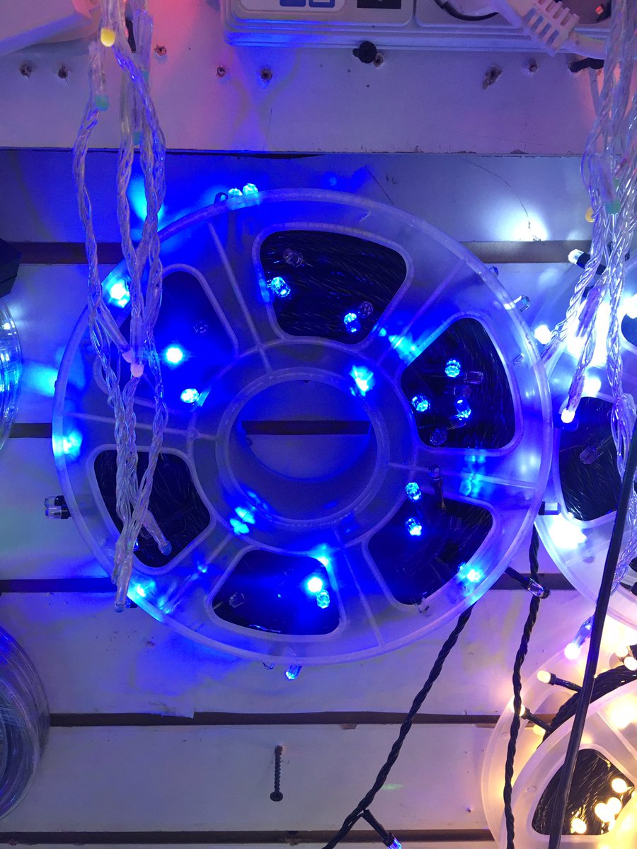 Добрый вечер ,друзья кому нужны гирлянды  . 50 метров уличная цена 1500 цвета разные  и  гирлянда шторки 6 метров 1300