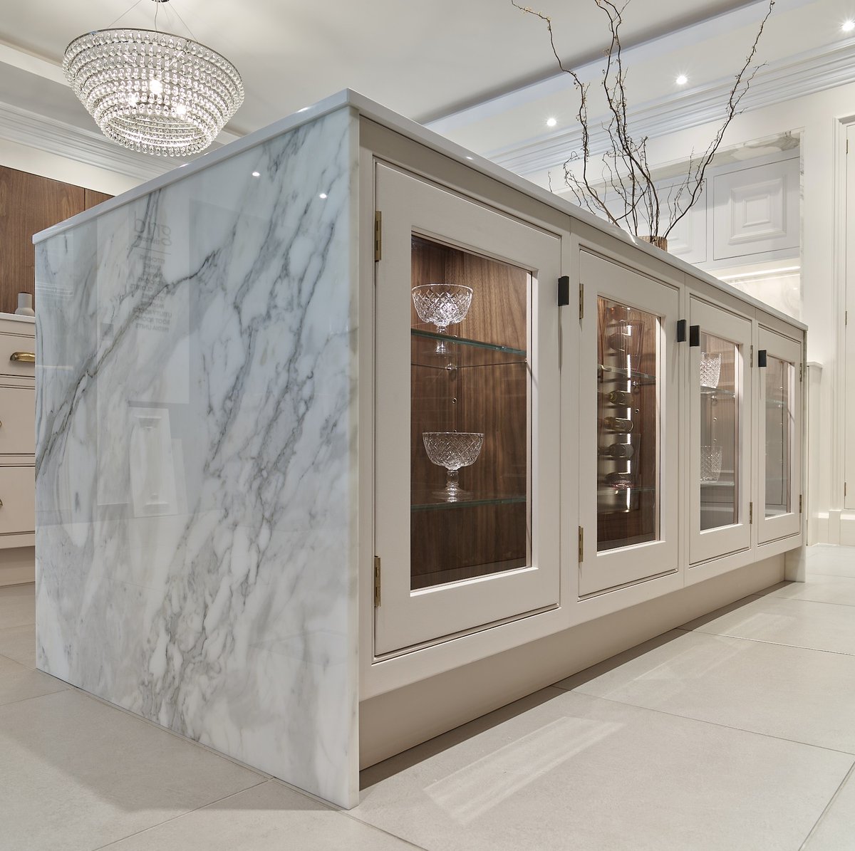 GridThirteen's tweet photo. Glass cabinets on the back of an island is a gorgeous way to display personal touches and treasured possessions
#HandmadeKitchen #HandcraftedKitchen #TraditionalKitchen #MadeInYorkshire #LuxuryInteriors #LuxuryKitchen #KitchenInspo #NorthernDesign #LeedsLife #DarlingMaeve https://t.co/Mhs7bzHanB