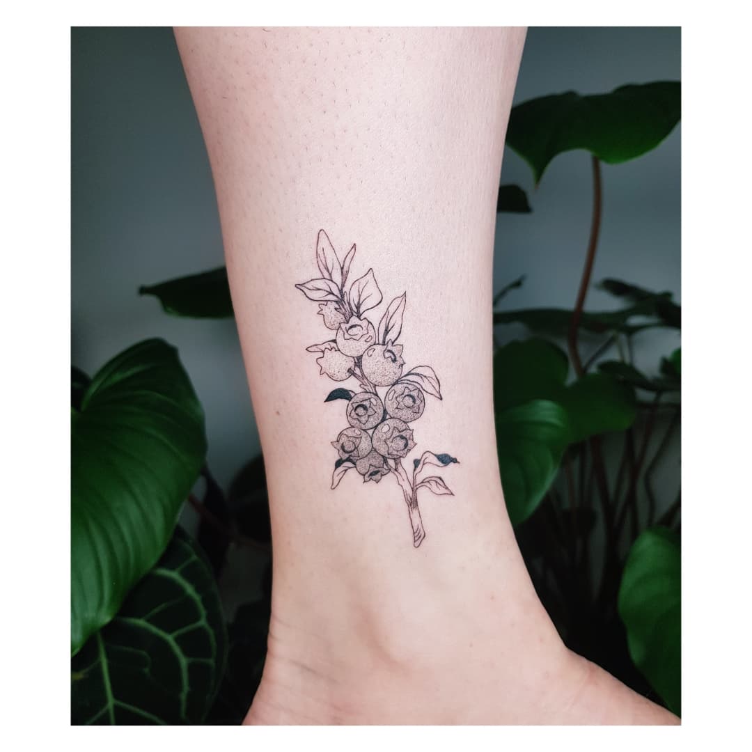 The tattoo was the blueberry twig from my botanical flashes btw 🥰 