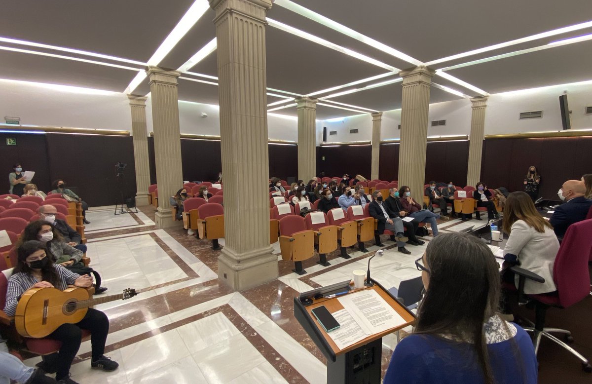 cejfe's tweet photo. 🏆 Premi a la trajectòria
@quimclavaguera entrega el diploma a la Marisa Fernández, advocada feminista en exercici des de 1985.
El jurat ha destacat la seva implicació amb els moviments feministes a #Catalunya i el seu compromís amb la #justícia
#PremisOCJVM https://t.co/PnCNL3Ipj0