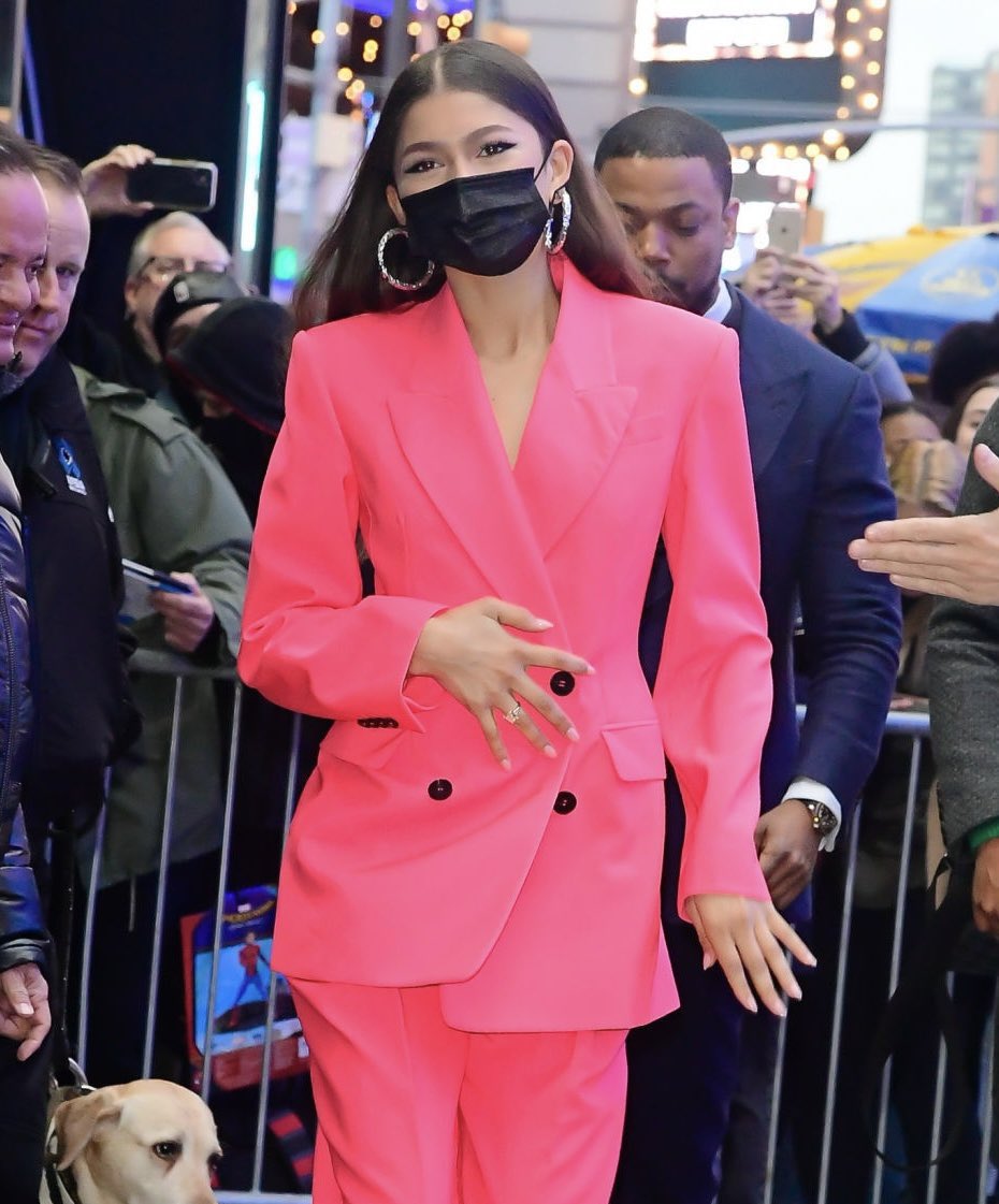 zendaya in a pink suit best zendaya pics postszendaya