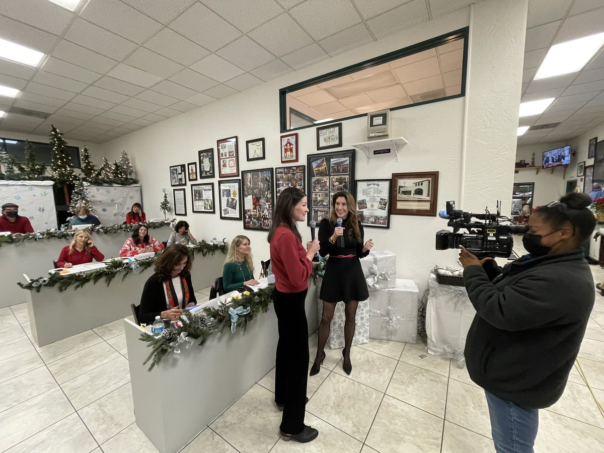 Joey_Buttitta's tweet photo. Great fun last night at the #UnityShoppe Telethon on @NewsChannel312. Helping to raise money for a wonderful Santa Barbara organization that’s all about respect, dignity and choice. You can still donate at https://t.co/w1uXRfZSKT. 

The Morning Show team really showed up! https://t.co/iA3atz9Q3B