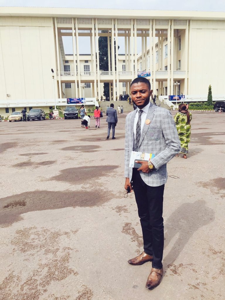 Elie_kabuyi_2pt's tweet photo. Nous étions présents à ce grand rendez-vous du discours du chef de l'État @fatshi13 sur l'état de la nation car nous avons à construire une #RDC que notre jeunesse mérite. @IrisNzolantima
#AlaTableAuCongres https://t.co/M5nnTF6rVU
