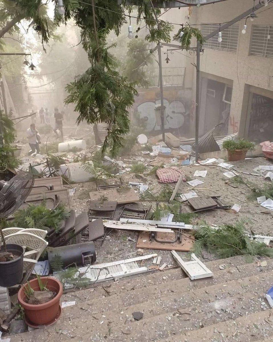 ZiadItanioff's tweet photo. صورتين من #بيروت لدرج مارنقولا في #الجميزة 
الاولى حين دمرته الدولة اللبنانية بانفجار ٤ اب عام ٢٠٢٠
والثانية اليوم بعد ان استعاده الناس وعادوا اليه في #الميلاد https://t.co/mrwmqpdwgv