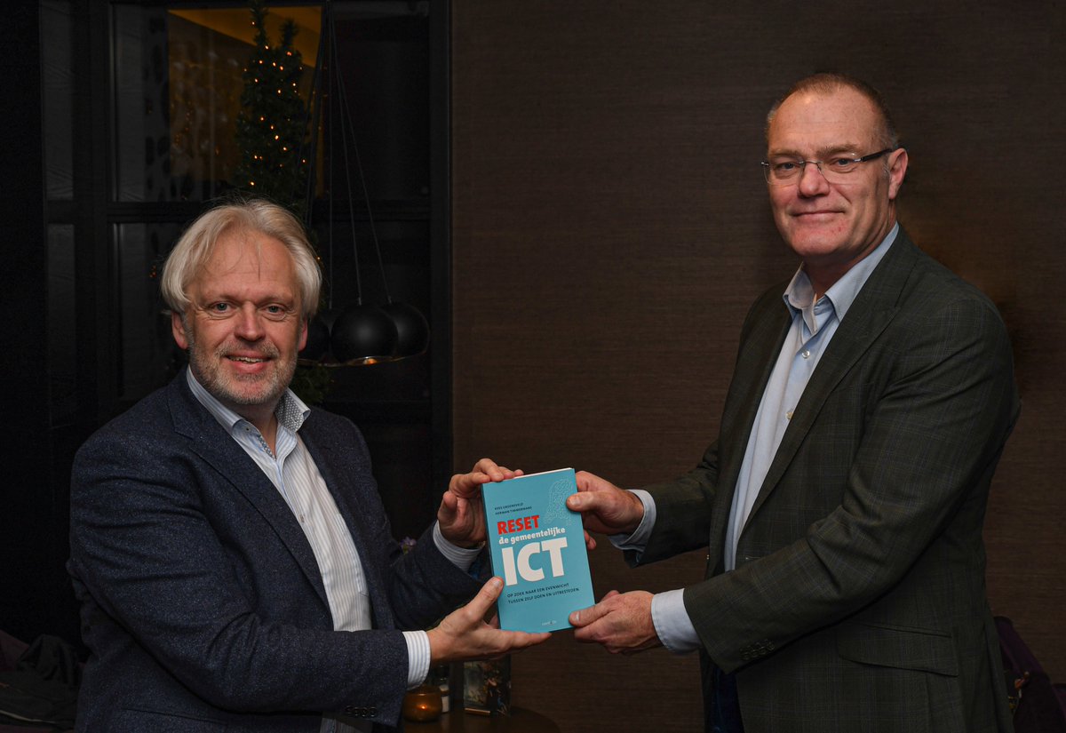 Vandaag aan <a href="/BaukeKeulen/">Bauke Keulen</a> als schrijver van een voorwoord in ons boek 'Reset de gemeentelijke ICT' een exemplaar overhandigd! resetdegemeentelijkeict.nl @HaystackBoeken @tasclinx <a href="/especialisten/">eSpecialisten B.V.</a> #commonground #ict #gemeenten
