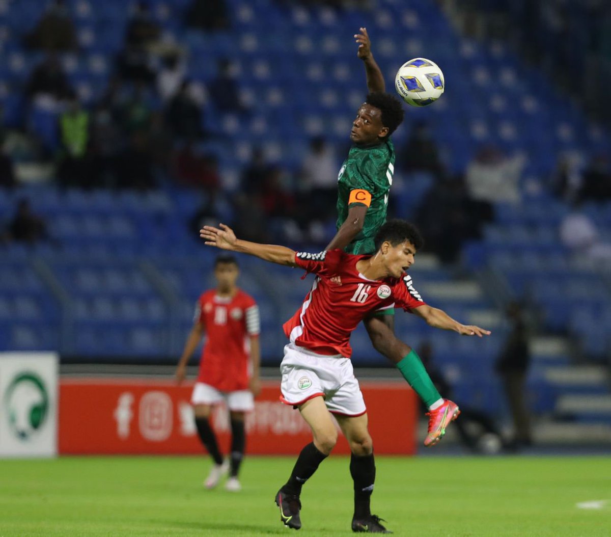 لاعب المنتخب السعودي ونادي #الاتحاد فرحة الشمراني يتحصل على جائزة افضل لاعب ببطولة غرب اسيا للناشئين المقامة بالدمام.