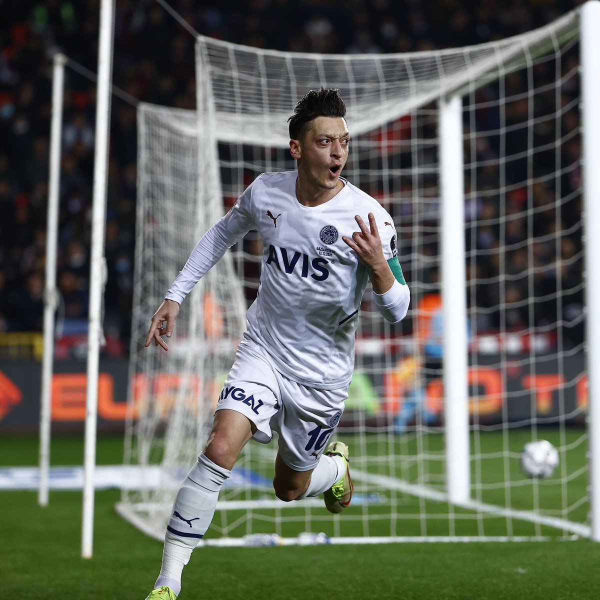 O BİR DÜNYA YILDIZI! 👑 @MesutOzil1088