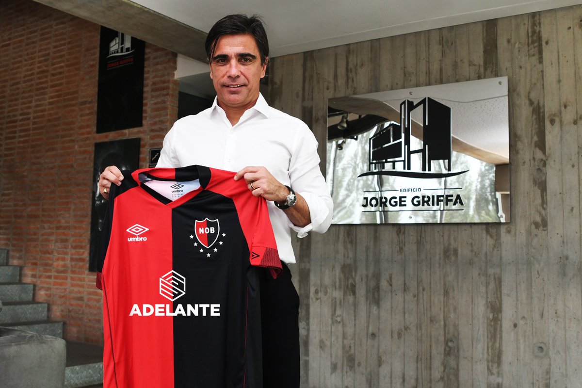 Newells's tweet photo. Javier Sanguinetti se convirtió en el nuevo entrenador rojinegro

“Venir a dirigir a un club como #Newells es una satisfacción, un orgullo y un enorme desafío” 📝 https://t.co/BvxG2uFJvR

¡Bienvenido! 🔴⚫️ https://t.co/UG9zMZ5n6f