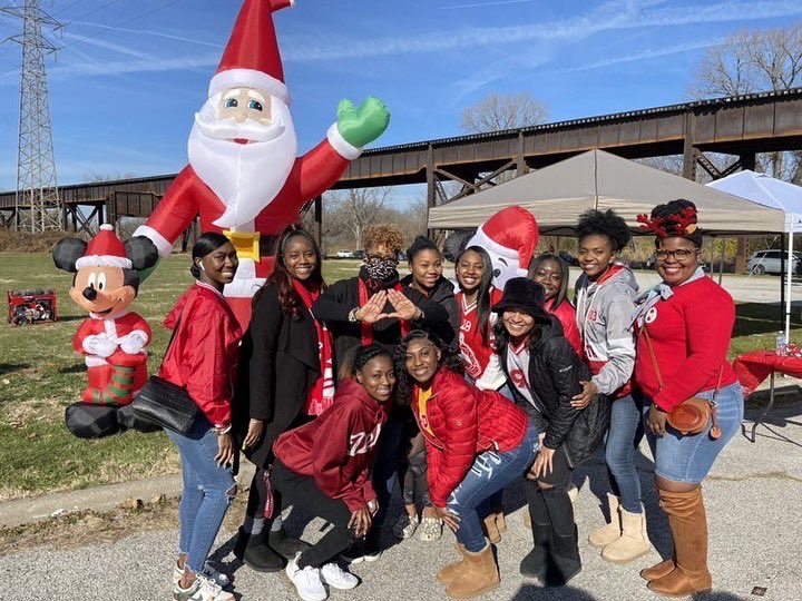 exideltas's tweet photo. Epsilon Xi partnered with the East St. Louis Alumnae Chapter for their 50th Annual Breakfast with Santa community event. Sorors helped pass out toys and a warm breakfast to children and their parents. https://t.co/yUTofOgg8G