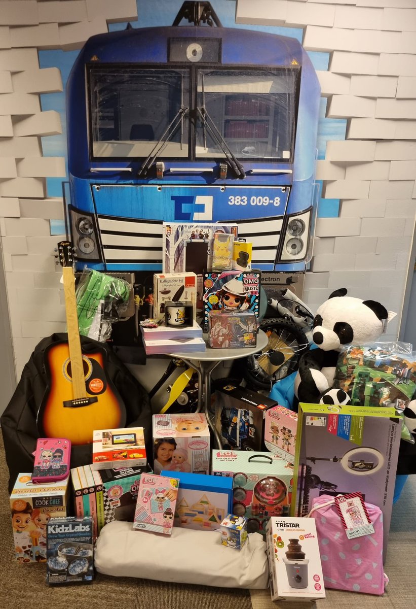 Dobre tety a dobri stryckovia z drah a carga, na sportovych hrach modreho srdca, sa spontanne rozhodli vratit aspon na moment radost do ociek sirotam zelezniciarov. Na specialnu kusovu zasielku dozeraju aj spokojne usmiate LokoSane 383 009-8.Ten dakovny usmev je pre Vas vsetkych.