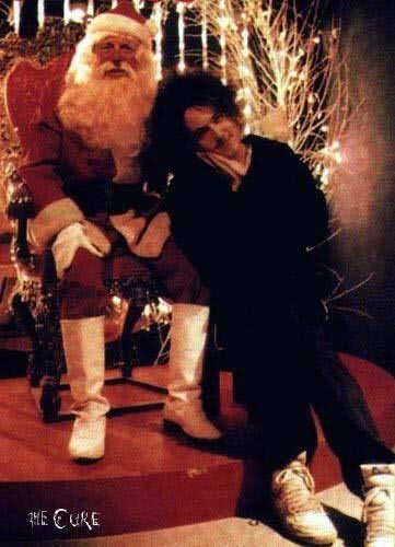 goth_videos's tweet photo. Robert Smith and Santa, 1985 https://t.co/WF7obtwxRt