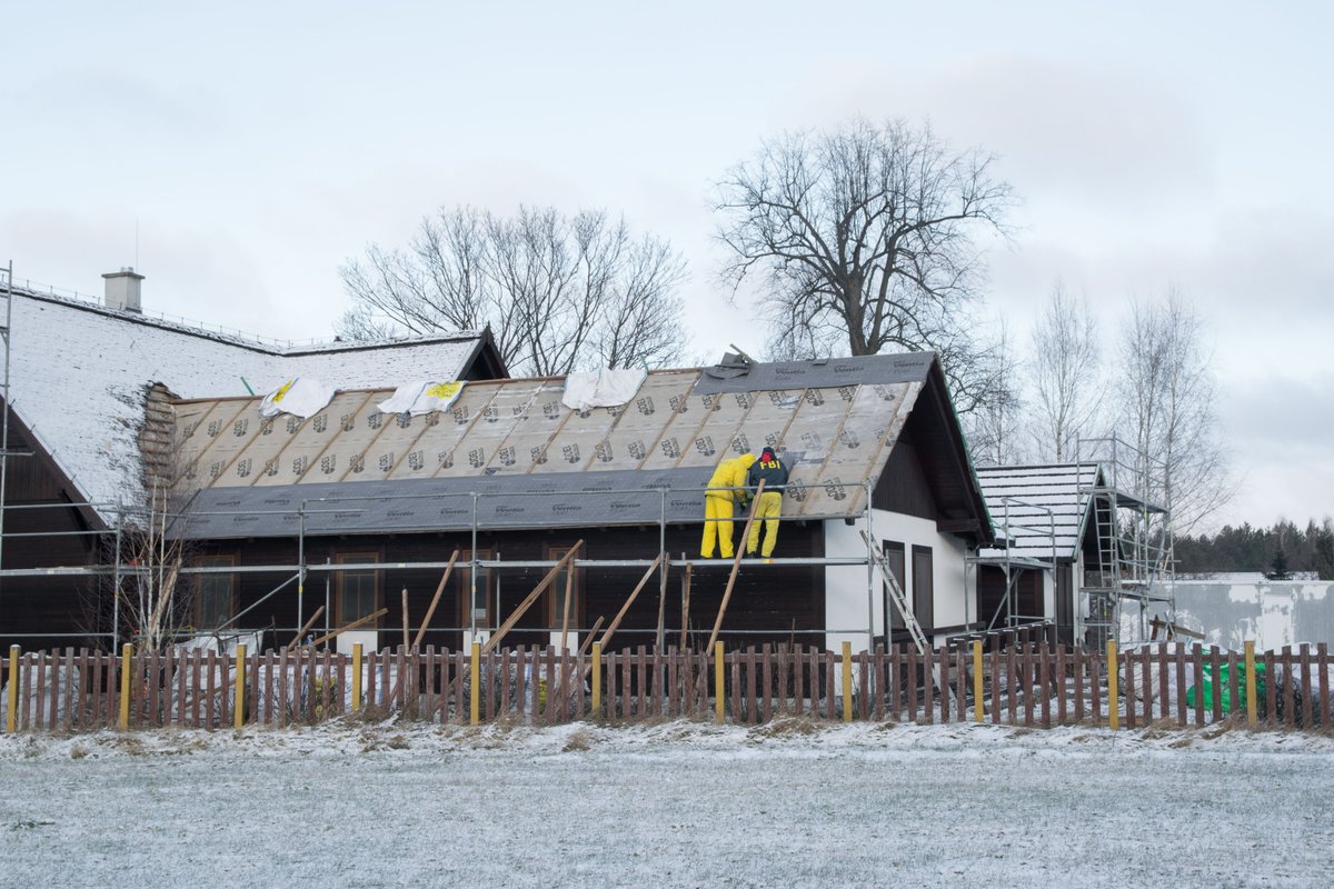 GugnyS's tweet photo. New roof is finally under construction! https://t.co/24qkUpuB77