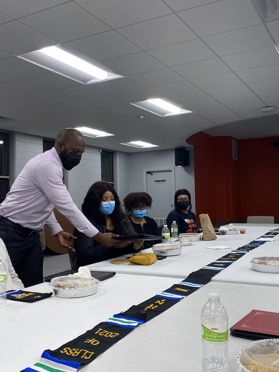 buinclusive's tweet photo. Last week, our office staff got together for the “last supper” with students graduating this weekend! We will continue to celebrate their success as BRADLEY GRADUATES!! 👩‍🎓👨‍🎓 🅱️ Congratulations class of 2021! https://t.co/2a71JvLV3T