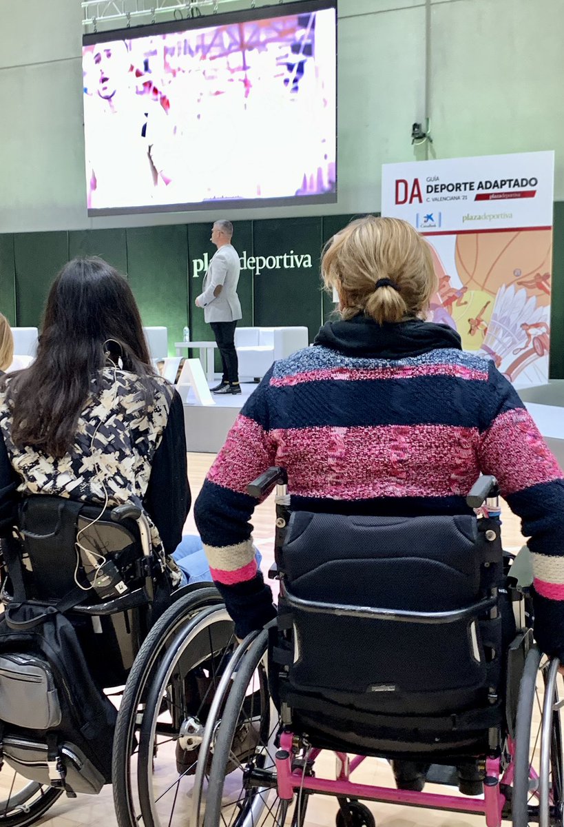 martatorrado's tweet photo. En la Gala del Deporte Adaptado de @plazadeportiva_ @valenciaplaza con mi compañero de @popularesVLC @validovalencia y con un maestro de ceremonias de lujo @DavidCasinos y su extraordinaria #Farala🐶 https://t.co/dvN9muWNg4