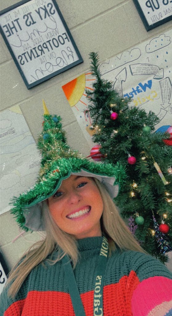 MissGreer_'s tweet photo. Such a TREE-mendous holiday hat spirit day 😏🎄🐊 @mgmgators https://t.co/fVg9WfJYWr