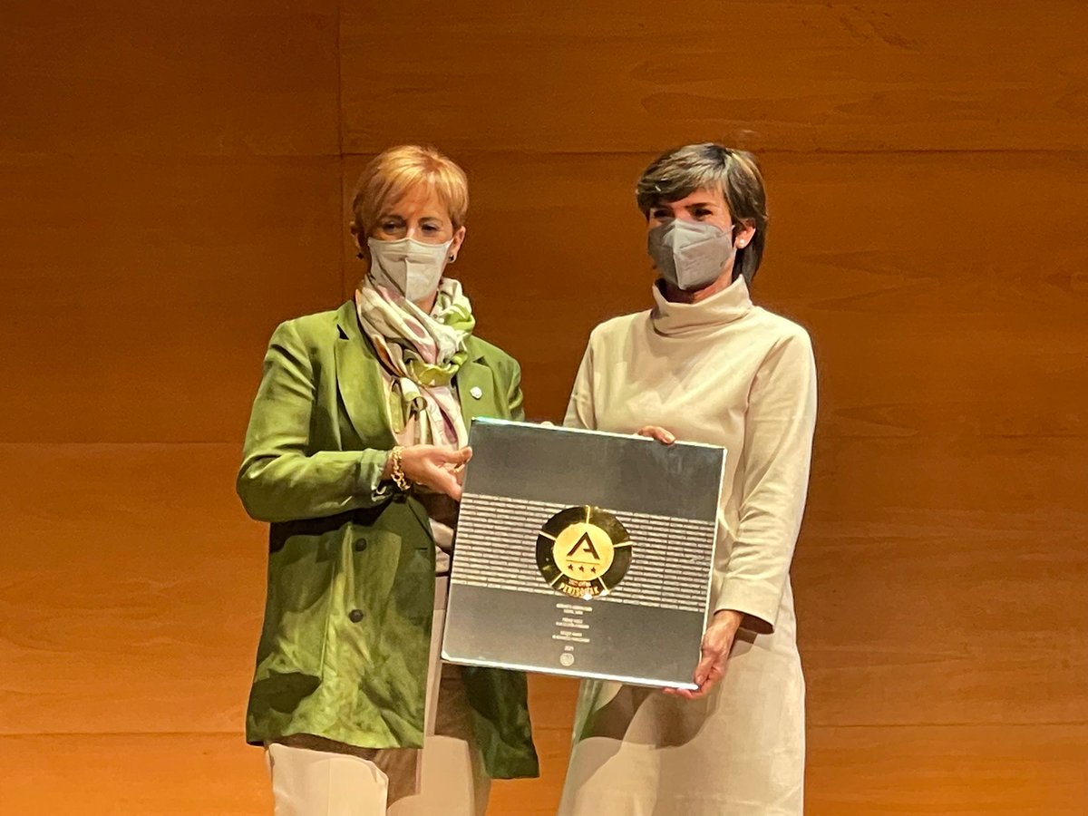 EUSKALIT's tweet photo. ⭐ Momento de recibir en el escenario a @ELIKA_Fundazioa que el pasado año obtuvo la 'A' de oro. En esta ocasión recibe el premio en el elemento #personas de la mano de la Consejera de Desarrollo Económico, Sostenibilidad y Medio Ambiente @arantxa_tapia.

Zorionak!

#KAsariak https://t.co/GL1DmbGb7U