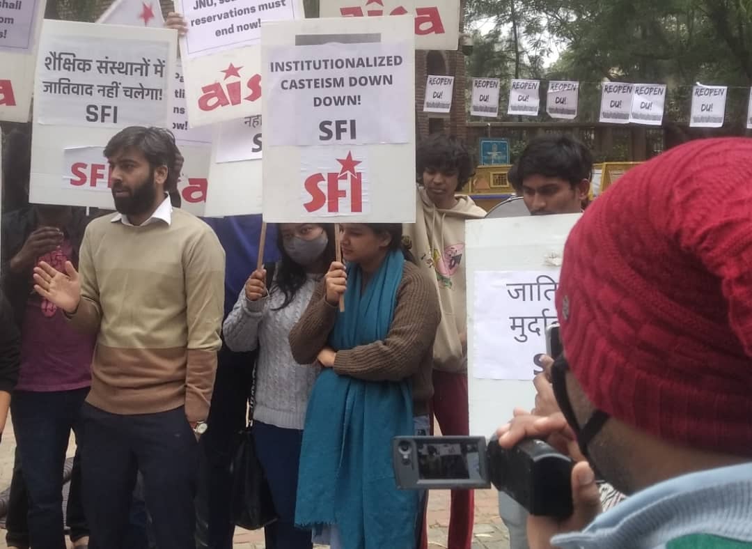 SfiDelhi's tweet photo. SFI DELHI PROTESTS AGAINST THE INSTITUTIONAL DISCRIMINATION IN VIVA-VOCE OF Ph.D IN #JNU!

Dr Abha Dev Habib, Dr Jitendra Meena &amp; Dr Vikas Gupta addressed the gathering at Arts Faculty, DU.

@AbhaDevHabib @JitendraMeenaDU @sumitktr2 @aishe_ghosh @AIFRTE @sfijnuunit

#MarksScam https://t.co/OECRgNQ6rT