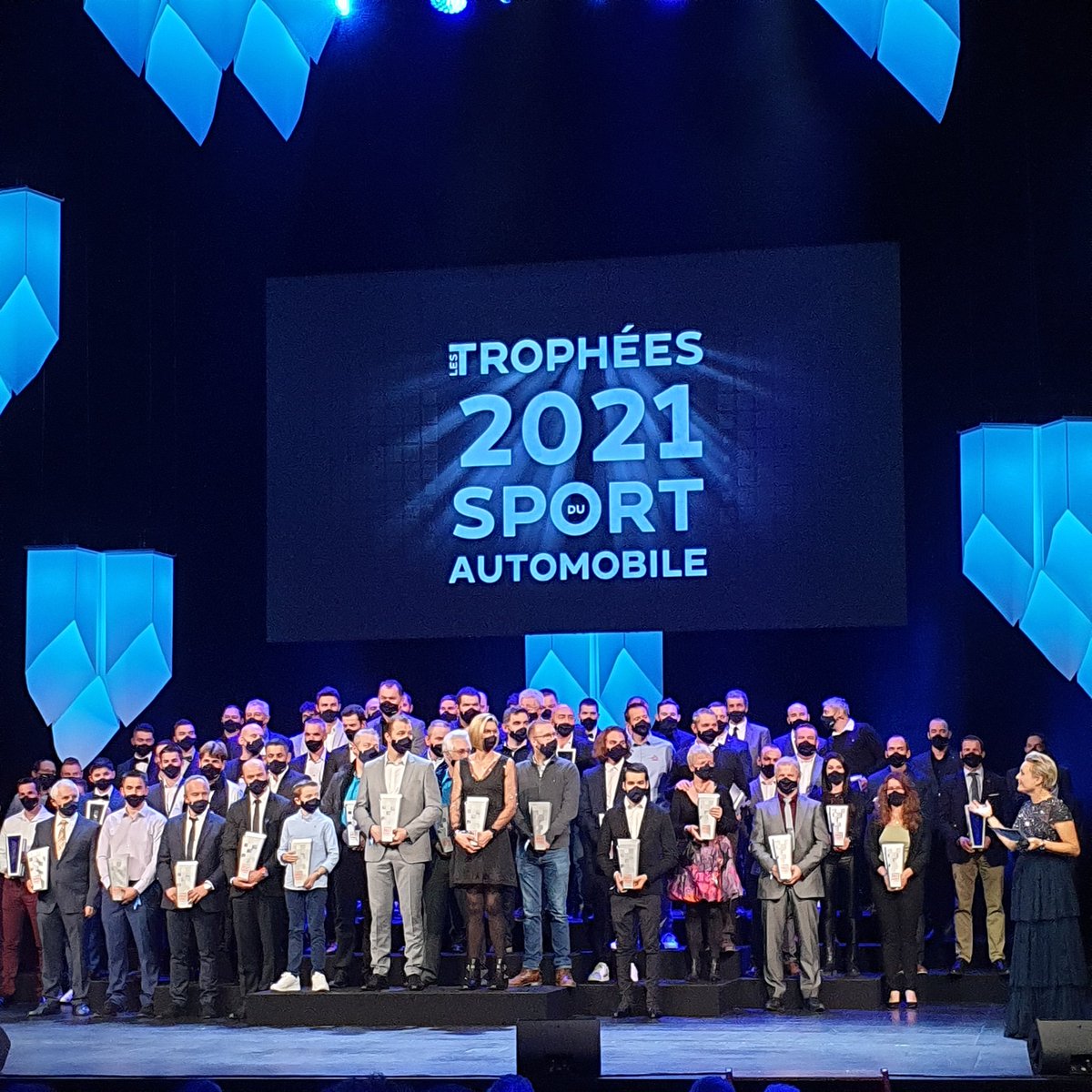 CostumeCarbone_'s tweet photo. Très belle remise des trophées du sport automobile 2021. 
Bravo la @FFSportAuto et merci d'équiper toute l'assistance de masques fabriqués sur mesure pour l'occasion ! https://t.co/mvIxFNgnTY