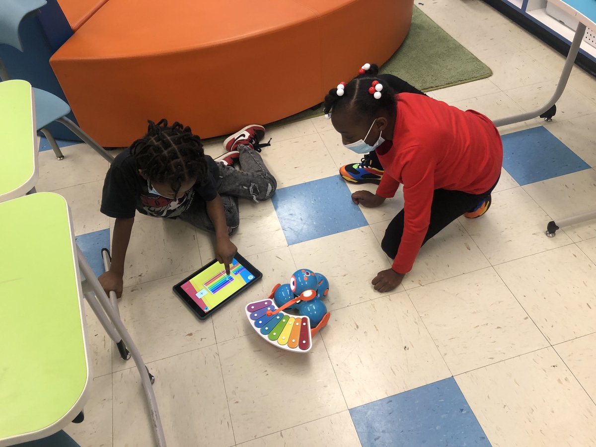 2nd grade making Holiday music with Dash robot <a href="/janfirst/">Janice Rickey</a> <a href="/DionneSturdiva1/">Dionne Sturdivant</a> #dash