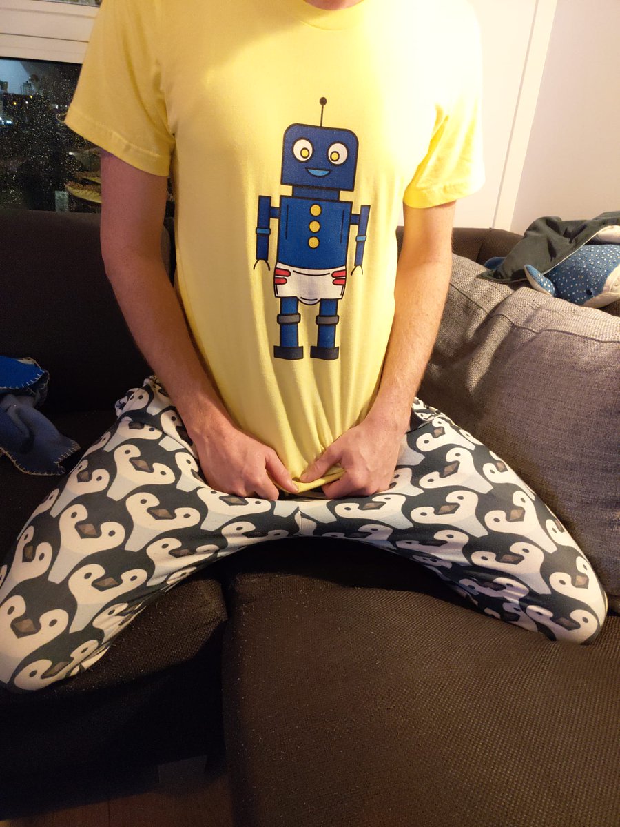 Just a little bit in little mindset tonight, with the cutest robot from @FETISHSW 🤖