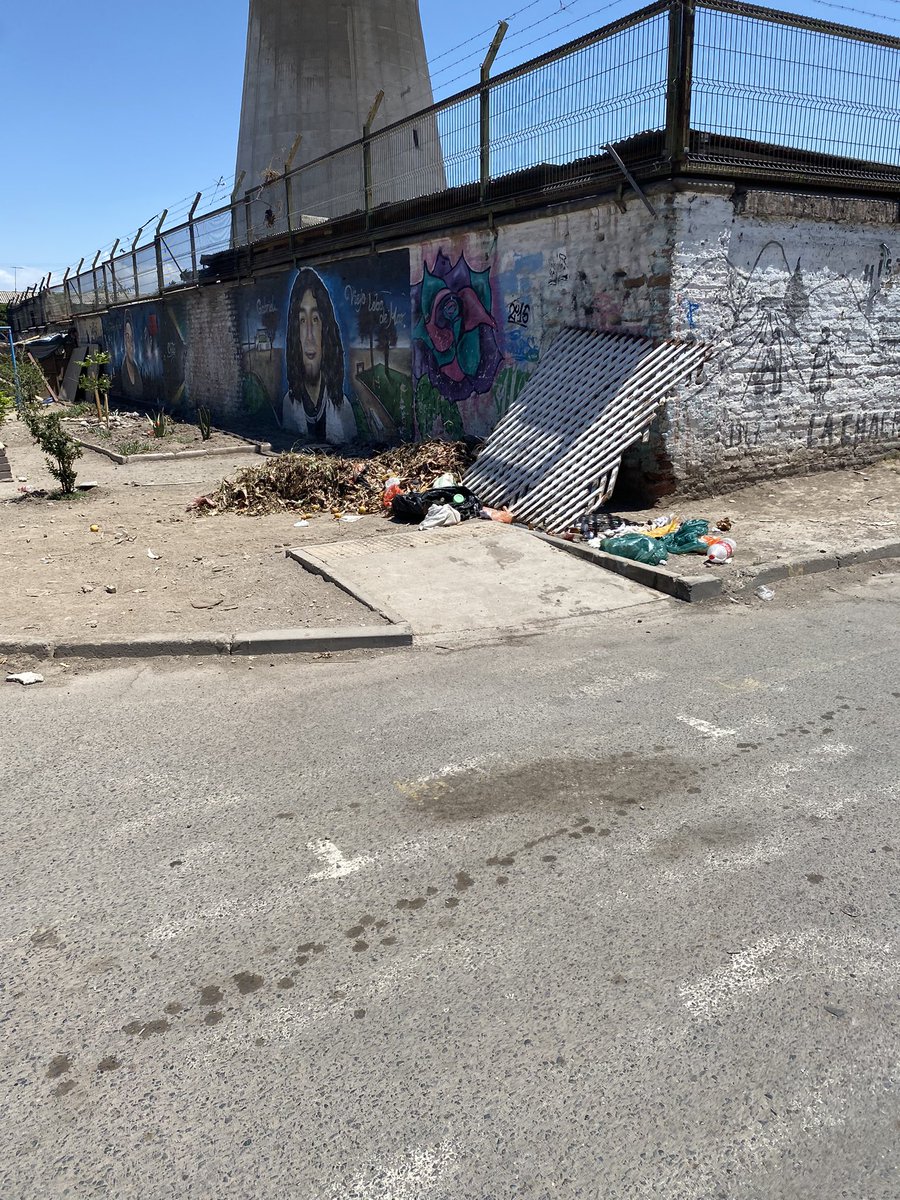 nismapehi's tweet photo. @luisastudillop únicamente hice este twitter para informarte de una condición dramática de la calle Melinka que llevo informando hace más de un año… feria, basura y alta velocidad vehicular resume lo que se vive día a día adjunto correos enviados y no contestados. https://t.co/TwRA6eAkKu
