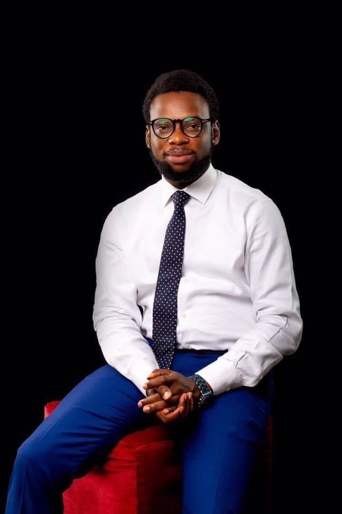 Fisayo Soyombo has been detained at the Force Headquarters, Abuja all because he puts out the story of a police chief, involved in high level corruption. 

Nothing must happen to Fisayo. We must speak out to #FreeFisayo. 

Please RT, it might be you tomorrow. Who knows?