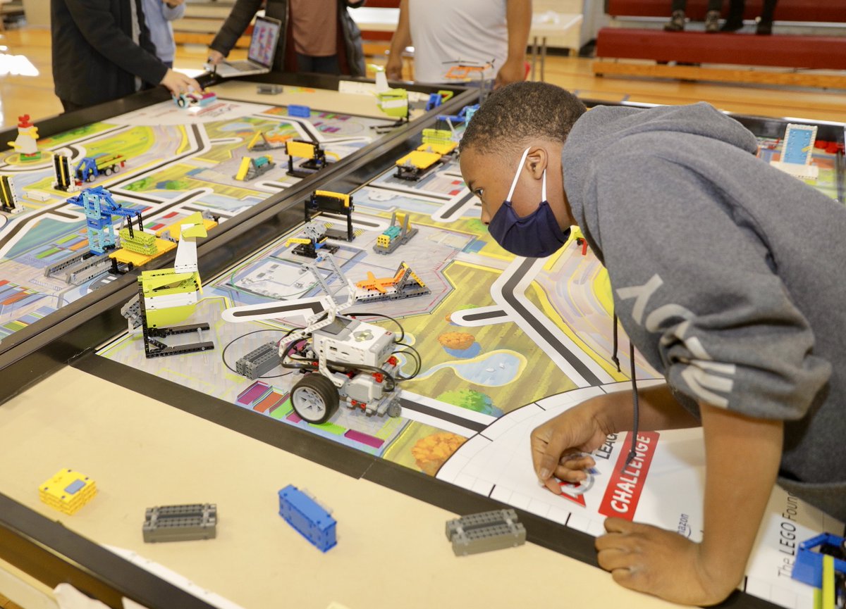 ChiPubSchools's tweet photo. Check out these photos from the FIRST LEGO League competition at Lindblom High School! Students  from across the district showed off their critical thinking and teamwork skills using STEM and robotics. https://t.co/uzmtHWB9gw