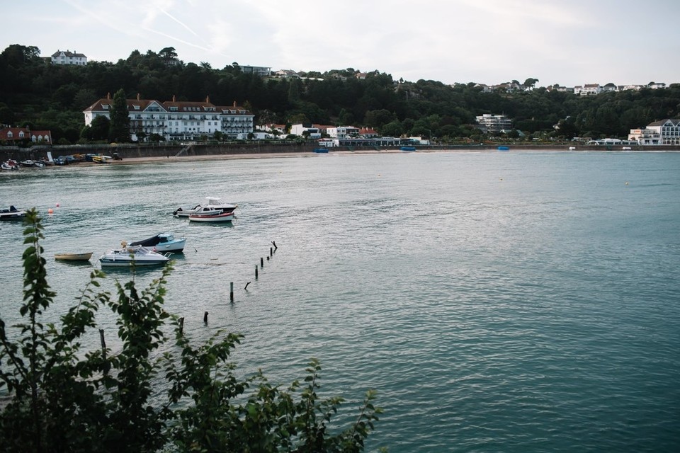 The pale light and sometimes calm seas we can view from our hotel right here on St Brelades Bay, are a photographer’s dream!

#biarritzhotel #jersey #jerseyci #jerseyhotel #visitjerseyci #visitjersey #theislandbreak