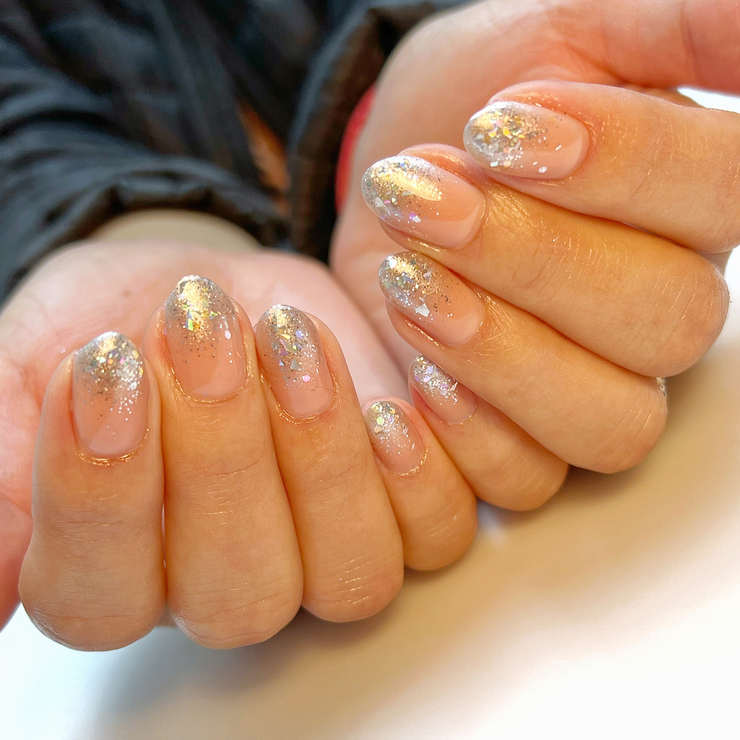 The glitter fade is by far my FAVORITE holiday mani move- the nude base keeps your grow-out incognito and the silver sparkle makes it easy to go from the winter holidays  to New Years ✨