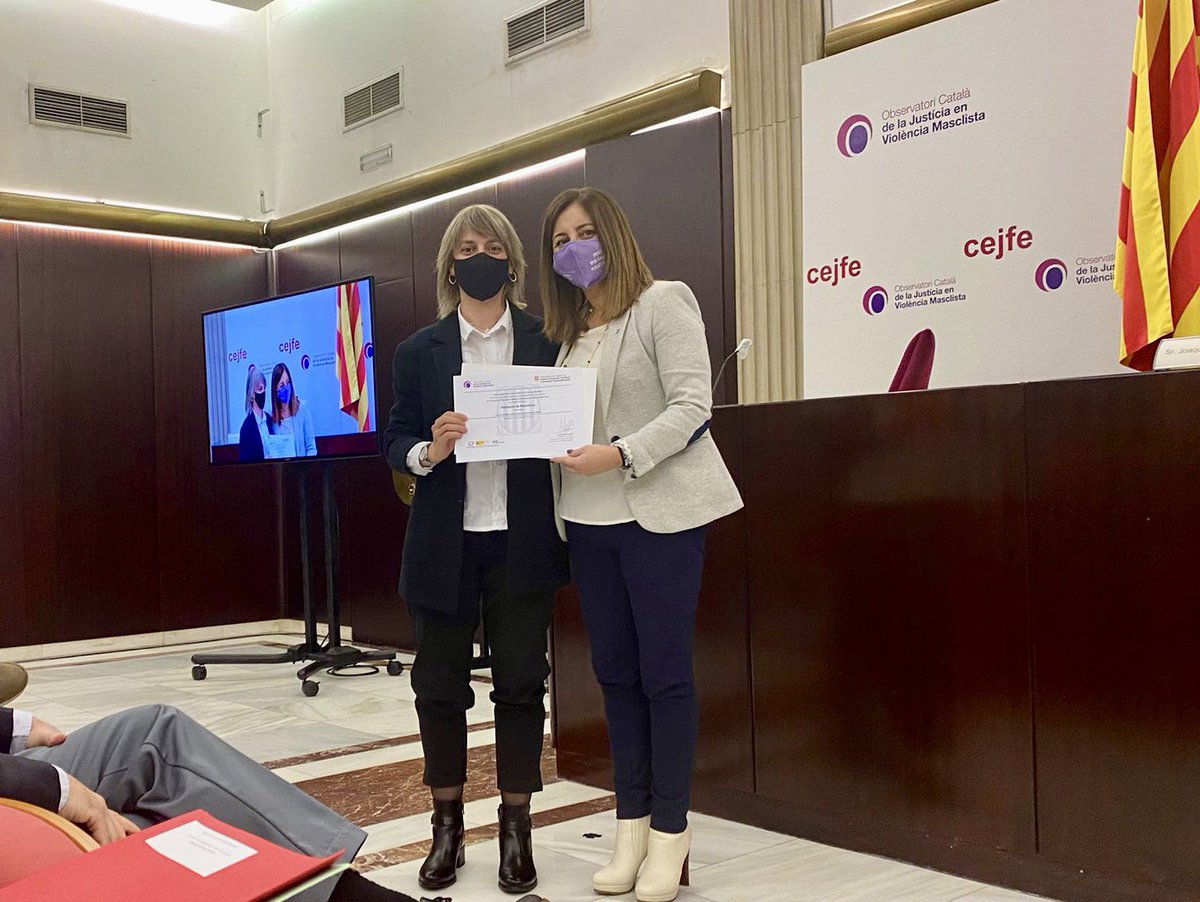 diba's tweet photo. Rebem el premi de @cejfe al recurs “Claus jurídiques vers les violències masclistes digitals” per la feina que fem per acompanyar als municipis en l’abordatge de les #violènciesmasclistes.
#PremisOCJVM https://t.co/FVSa7cpT5h